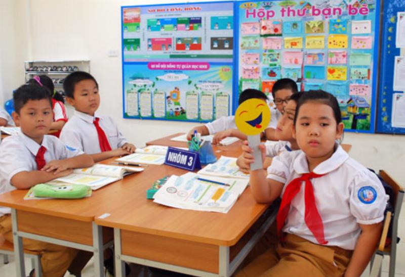Hình ảnh một học sinh lớp 9 đang tập trung đọc sách Ngữ Văn VNEN, thể hiện sự tự học